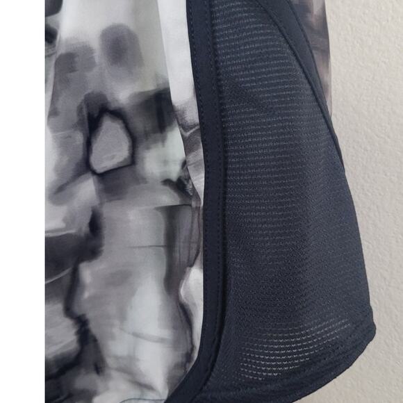 Under Armour Shorts Womens Small Heat Gear Running Athletic Sporty Athleisure - Picture 7 of 7